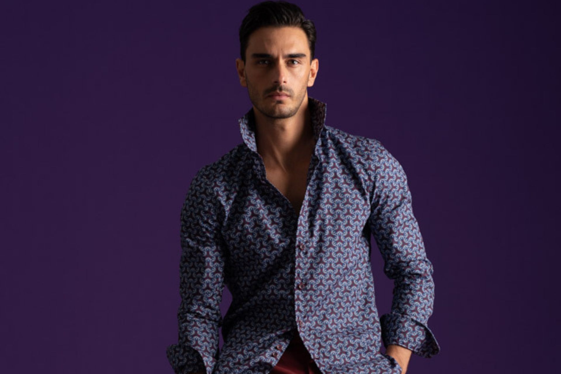 Giovane uomo con camicia fantasia 